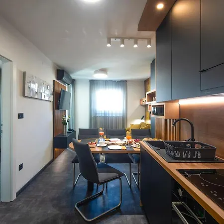 Апартаменты Jazine Lux E&t *